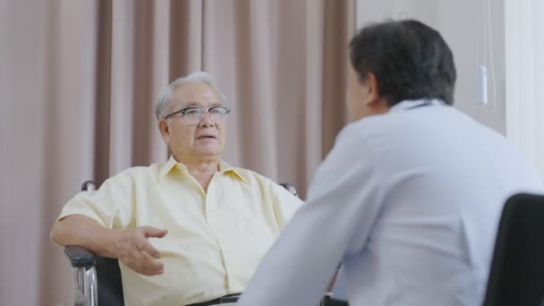 Lékař a pacient diskutují o konzultaci o symptomu problém diagnostiky onemocnění mluvit s pacientem - Záběry, video