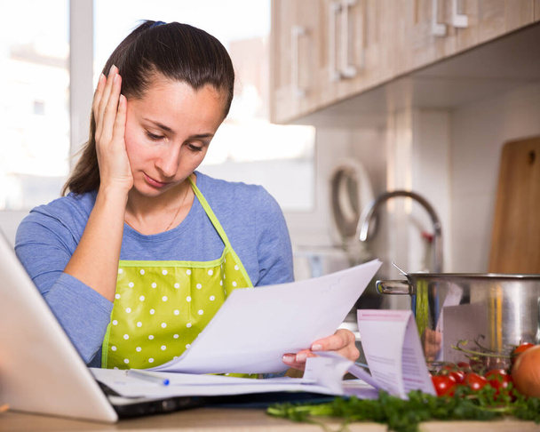 Cansado jovem mulher ler receita na cozinha - Foto, Imagem
