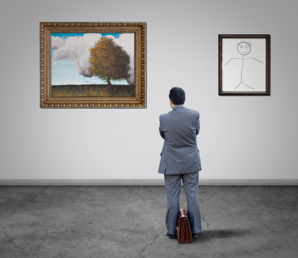 Empresário olhando pinturas
 - Foto, Imagem