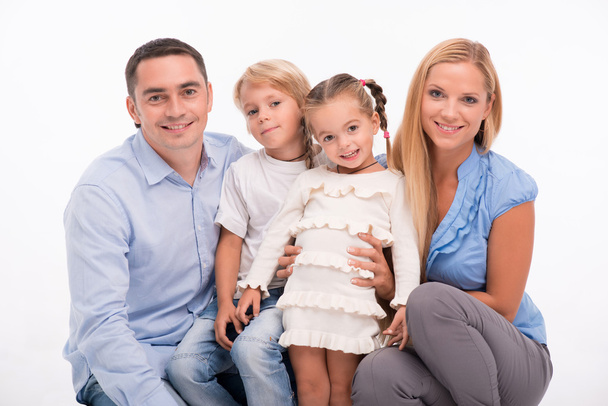 glückliche Familie isoliert auf weißem Hintergrund - Foto, Bild