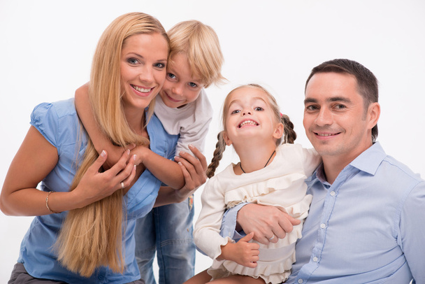 šťastná rodina izolovaných na bílém pozadí - Fotografie, Obrázek