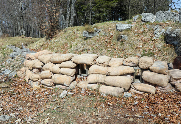 veel zandzakken van de loopgraaf gegraven in de rots voor de bescherming van soldaten tijdens de oorlog - Foto, afbeelding