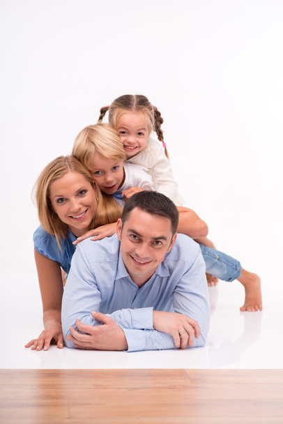 счастливая семья изолированы на белом фоне
 - Фото, изображение