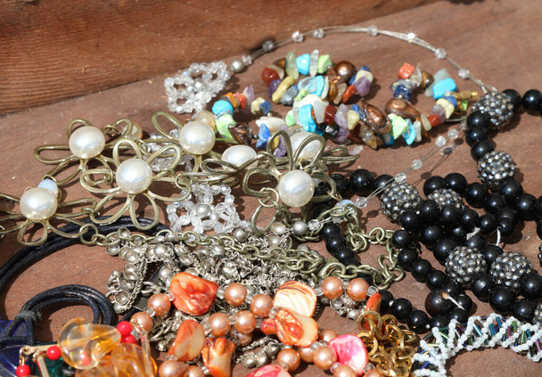 orelhas de pérolas raras e colares de contas e pulseiras para venda na banca do mercado de pulgas vintage - Foto, Imagem