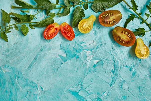 Composición de patrón plano con tomates maduros frescos sobre fondo azul con espacio para copiar, Comida sabrosa y saludable, vista superior.  - Foto, Imagen