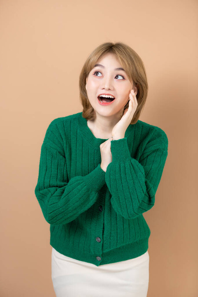 Дивовижна азіатська жінка емоційно реагує на приємну пропозицію або промо - Фото, зображення