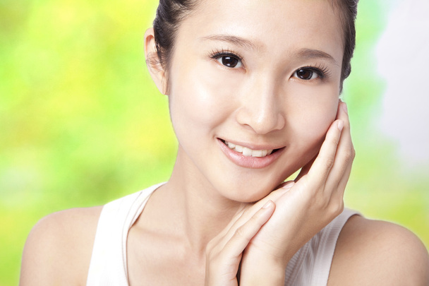 Hermosa mujer joven asiática con cuidado de la piel
 - Foto, imagen