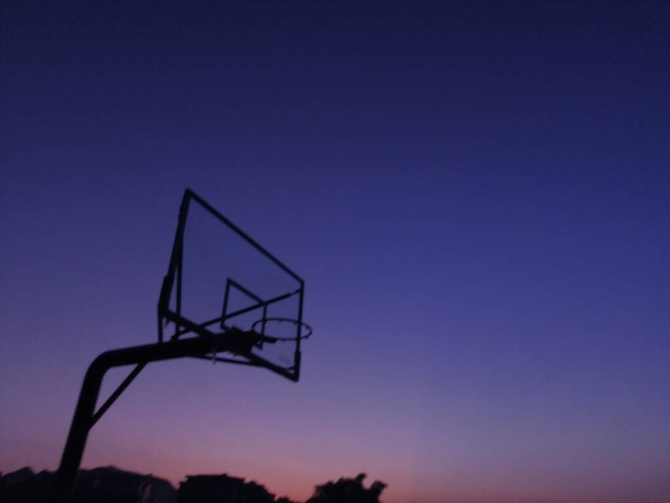 silhouette of a basketball player on the beach - Фото, зображення
