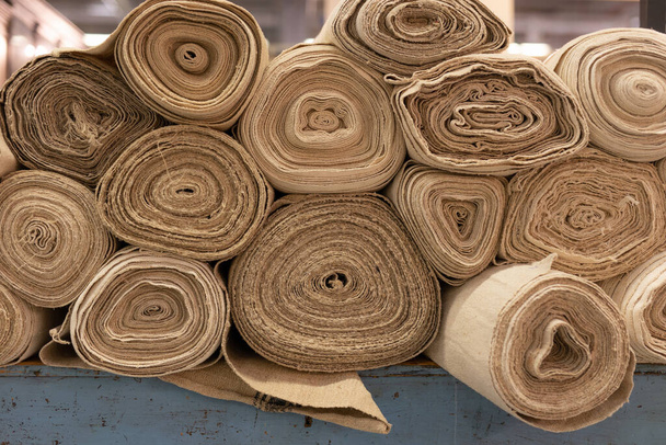 Vista lateral de un grupo de alfombras de cáñamo enrolladas. - Foto, Imagen