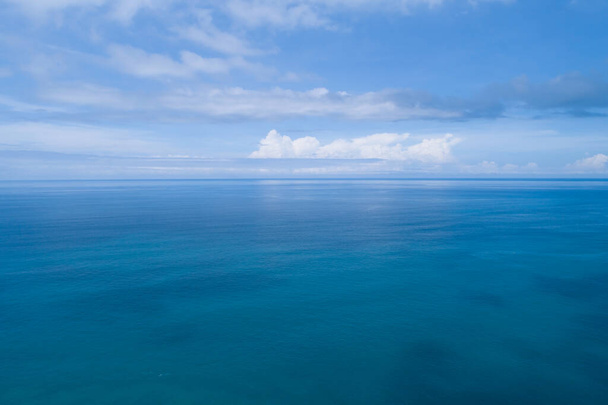 Vista aérea de una superficie azul del mar textura del agua fondo y los reflejos del sol Vista aérea de aviones no tripulados Ondas textura de la superficie del agua en el soleado océano tropical en la isla de Phuket Tailandia - Foto, Imagen