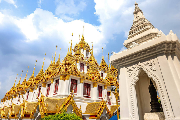 Wat Ratchanatdaram (Loha Prasat) w Bangkoku, Tajlandia. - Zdjęcie, obraz