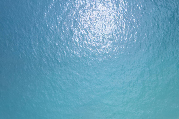 Vista aérea del fondo de la superficie del mar, vista de pájaro foto de olas pequeñas y textura de la superficie del agua Fondo de mar turquesa Hermosa naturaleza Increíble vista - Foto, Imagen