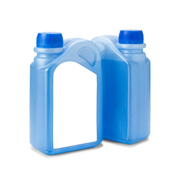 Bottiglie di plastica con antigelo blu o acqua refrigerante con etichetta bianca bianca isolata su fondo bianco. Contenitori di liquido non congelante, modellare, copiare lo spazio. - Foto, immagini