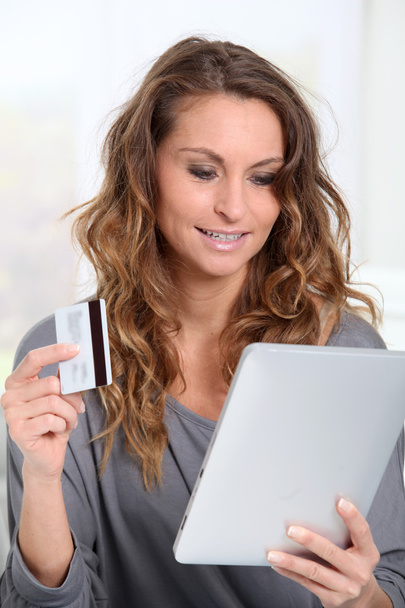 Woman doing online shopping at home - Fotografie, Obrázek