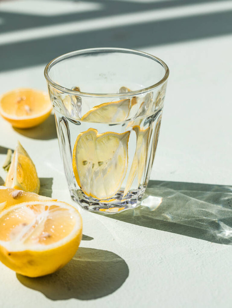 Gin tonic alkoholický koktejlový nápoj se suchým ginem, hořkým tonikem, citrónovou šťávou. Dřevěné pozadí tabulky s kopírovacím prostorem - Fotografie, Obrázek