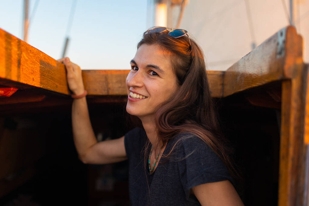 portret van een jong meisje met bril tijdens het reizen op een jacht - Foto, afbeelding