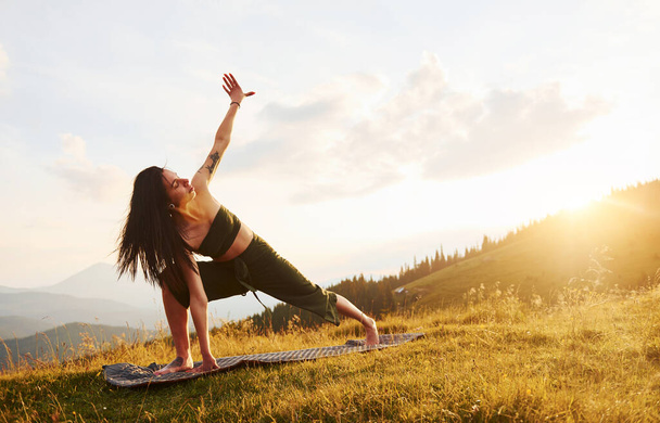 Sportive woman loves doing yoga. Majestic Carpathian Mountains. Beautiful landscape of untouched nature. - Foto, Imagem
