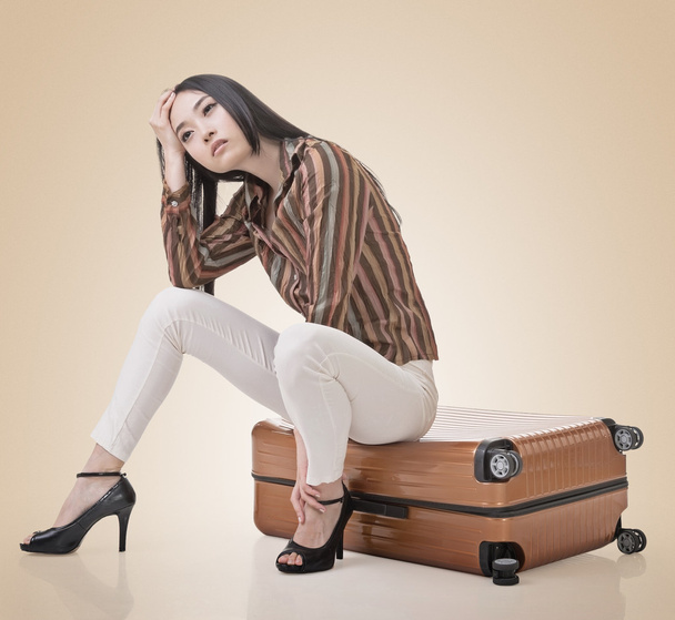 Aziatische vrouw denken en zittend op een Bagage - Foto, afbeelding