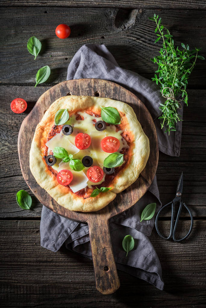 Homemade pizza with mozzarella, tomatoes and basil. Pizza made from fresh ingredients. - Fotoğraf, Görsel