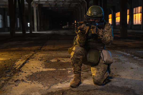 Furchtlose tapfere starke Mann mit Maschinengewehr, bereit zu schießen, um zu verteidigen, Verteidigung des Territoriums, ukrainisches Militär, in Militäruniform gekleidet. Schutz der Ukraine - Foto, Bild