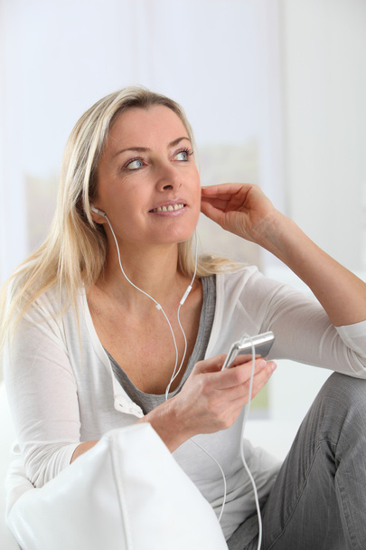 Beautiful blond woman listening to music - Zdjęcie, obraz