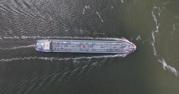 Endüstriyel bir gemi gemisinin yukarıdan görünen görüntüsü. Petrokimyasal kargo ve nakliyat ticareti. İthalat ihracat lojistiği. Hollanda 'da. - Video, Çekim
