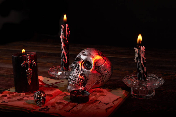 Zátiší lebka se svíčkami a dalšími doplňky pro sataický rituál . - Fotografie, Obrázek
