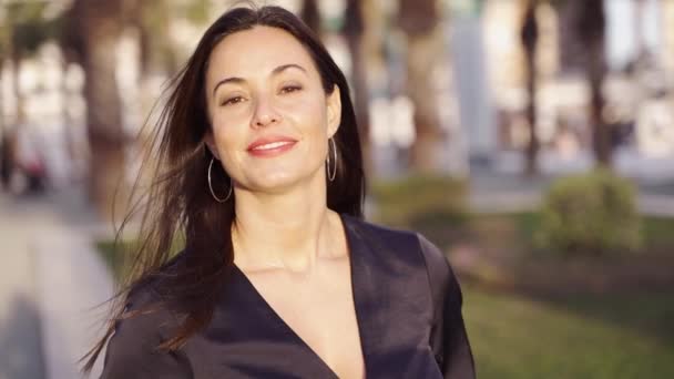 Glimlachende Spaanse vrouw kijkend naar camera - Video