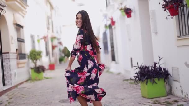 Stijlvolle etnische vrouw in trendy jurk op straat - Video