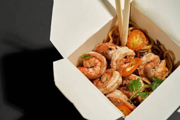 Cropped of asian noodles with shrimps in paper box - Φωτογραφία, εικόνα