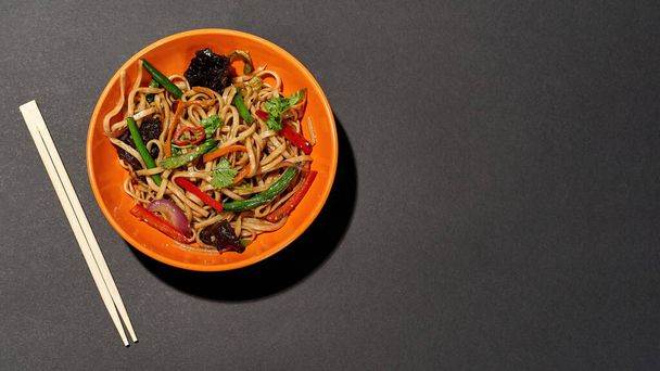 Top view of noodles with vegetables and chopsticks - Foto, immagini