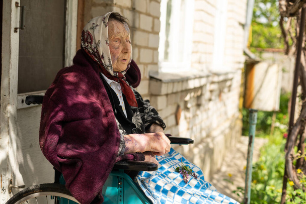 очень старая пожилая женщина в инвалидной коляске - Фото, изображение
