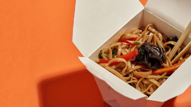 Asian noodles with vegetables in takeaway box - Foto, Imagen