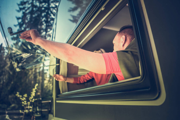 Biała Para Otwarcie kampera boczne okno Dinette Area, aby uzyskać świeże powietrze w samochodzie. Letnie wakacje Camper Van Road Trip Theme.  - Zdjęcie, obraz