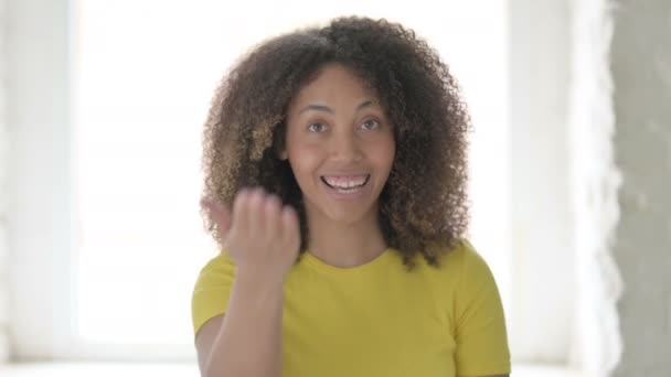 Femme africaine pointant vers la caméra et invitant  - Séquence, vidéo