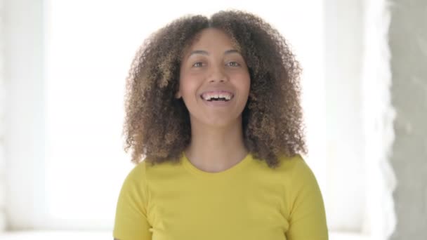 Femme africaine secouant la tête comme oui Signe, approbation - Séquence, vidéo