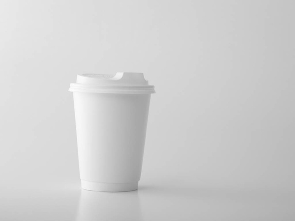 White takeaway paper cup with white plastic lid. - Fotoğraf, Görsel