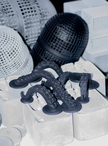 Muchos modelos impresos en impresora 3D. Objetos grises y negros impresos impresora 3D. - Foto, imagen