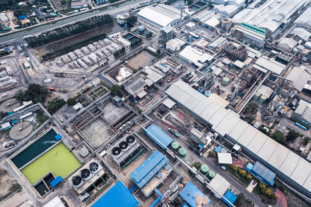 Vue aérienne de l'infrastructure du bâtiment de la centrale électrique industrielle, de l'entrepôt de pipeline de cambrerie intelligente, de raffinerie de gaz et de pétrole dans la zone de sécurité - Photo, image