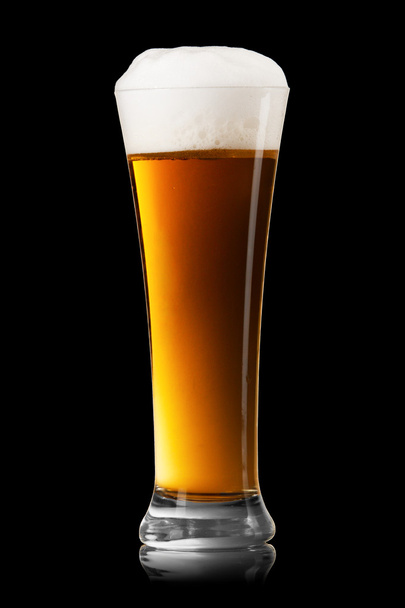 μπύρα σε ποτήρι, πάνω σε μαύρο - Φωτογραφία, εικόνα