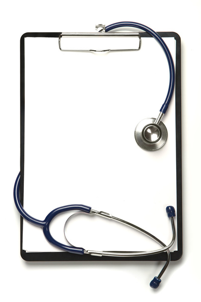 blanco klembord met moderne stethoscoop, ruimte voor berichten - Foto, afbeelding