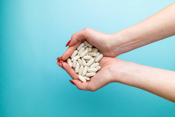 Muitas pílulas nas mãos femininas de um médico. Antecedentes. Uma overdose. Envenenamento. Foto de alta qualidade - Foto, Imagem