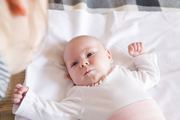 Punhos de agarramento de bebê
 - Foto, Imagem