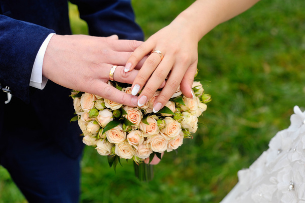Mains de mariée et marié avec anneaux
 - Photo, image