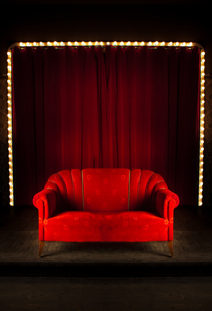 rotes Sofa auf der Bühne - Foto, Bild