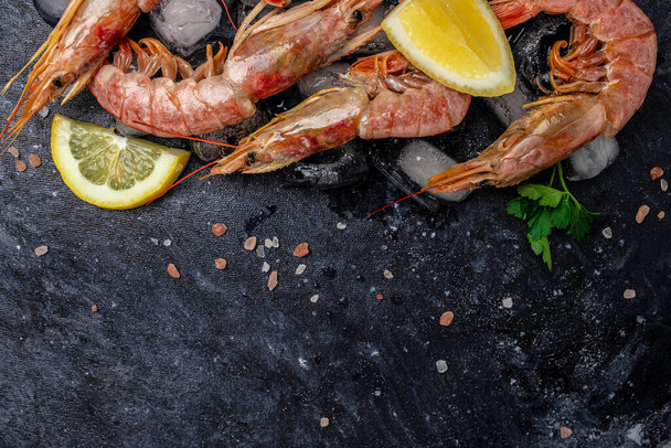 Shrimps, prawns. Seafood Red Argentine shrimps with ice, Wild shrimps, ocean jumbo shrimps. banner, menu, recipe place for text, top view, - Foto, afbeelding