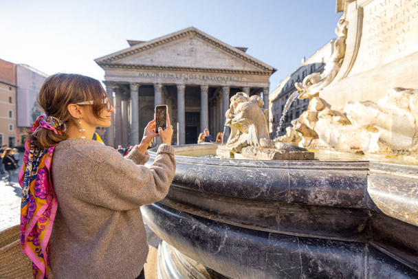 Roomassa matkustava nainen
 - Valokuva, kuva