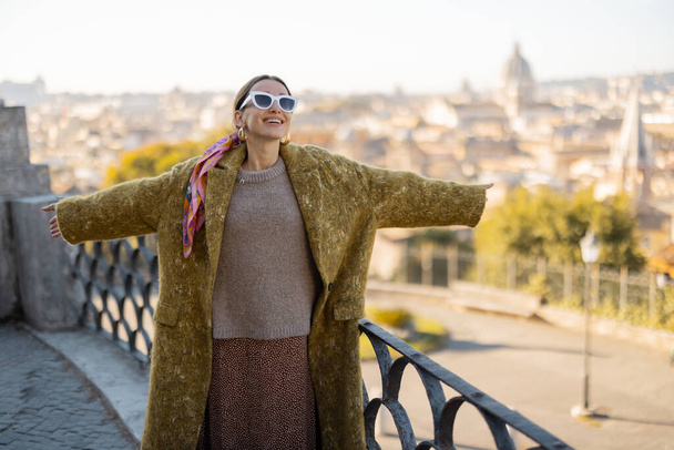 Женщина наслаждается красивым утренним городским пейзажем Рима - Фото, изображение