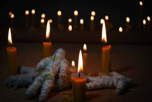 Kynttilävalo pimeässä ja kirous nukke, kynttilän valo seremonia - Valokuva, kuva
