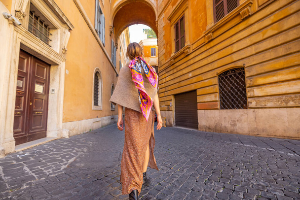 Mujer camina en estrecha calle vieja en Roma - Foto, imagen